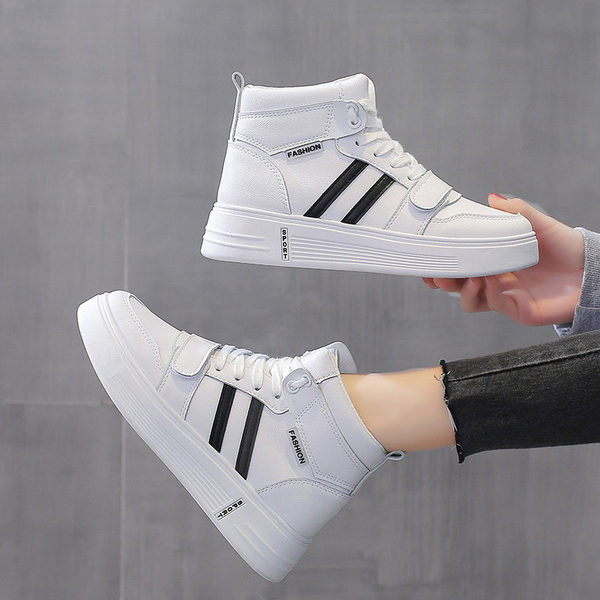 Valget värvi paelte ja lameda tallaga naiste tossud