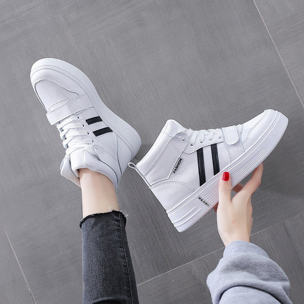 Valget värvi paelte ja lameda tallaga naiste tossud