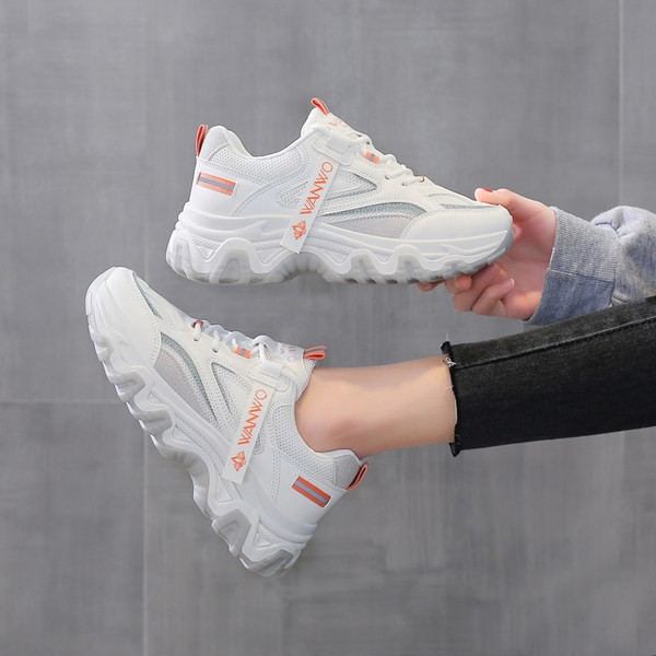 Γυναικεία αθλητικά παπούτσια με κορδόνια και επιγραφή σε τρία χρώματα