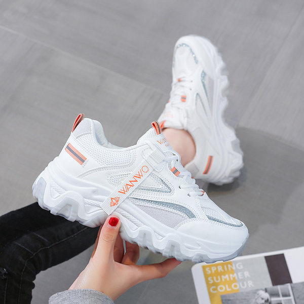 Γυναικεία αθλητικά παπούτσια με κορδόνια και επιγραφή σε τρία χρώματα