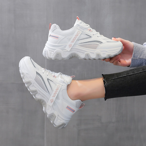 Γυναικεία αθλητικά παπούτσια με κορδόνια και επιγραφή σε τρία χρώματα