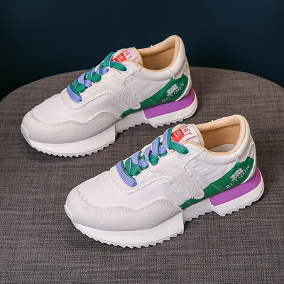 Värvilised naiste lõuendist tossud lameda tallaga