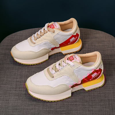 Värvilised naiste lõuendist tossud lameda tallaga