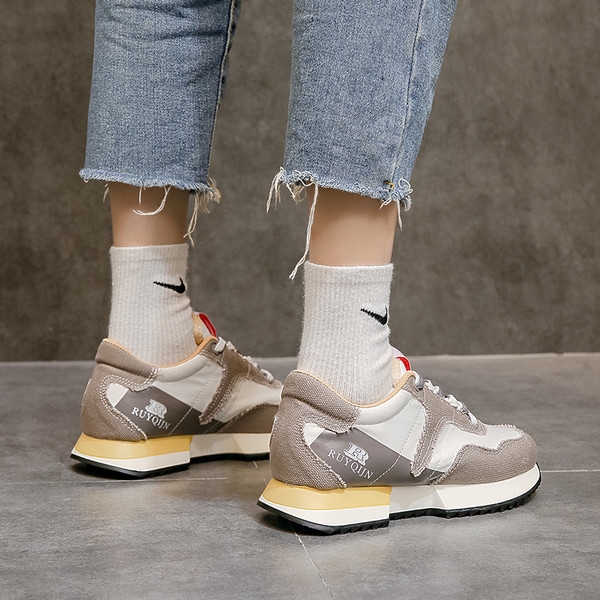 Värvilised naiste lõuendist tossud lameda tallaga