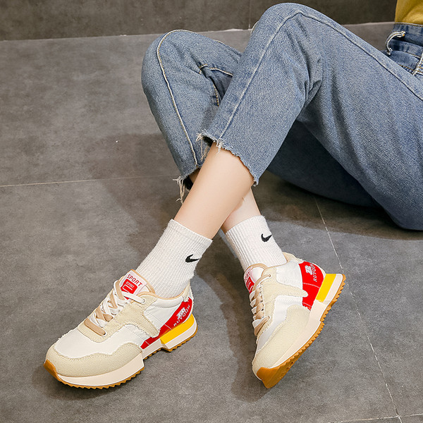 Värvilised naiste lõuendist tossud lameda tallaga