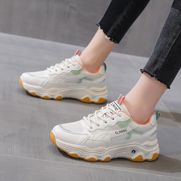 Suveks sobivad paelte ja kareda tallaga naiste tossud