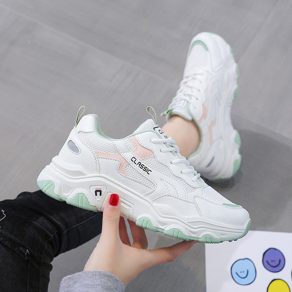 Suveks sobivad paelte ja kareda tallaga naiste tossud