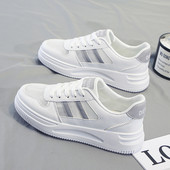 Valged vabaaja tossud võrgu ja lameda tallaga