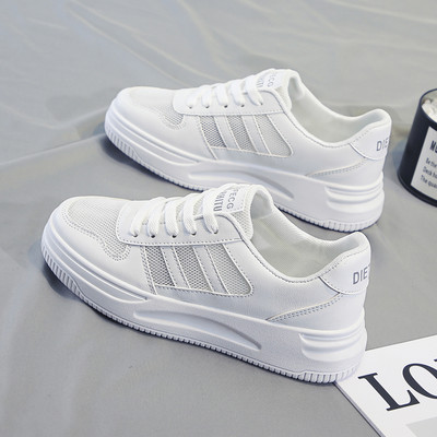 Valged vabaaja tossud võrgu ja lameda tallaga