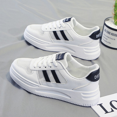 Valged vabaaja tossud võrgu ja lameda tallaga