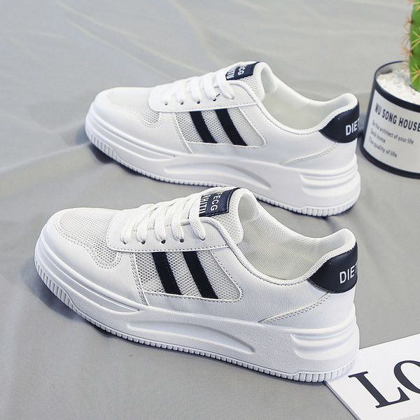 Valged vabaaja tossud võrgu ja lameda tallaga