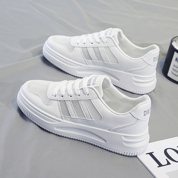 Valged vabaaja tossud võrgu ja lameda tallaga