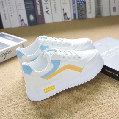 Sieviešu kedas ar raupjām zoles saitēm un uzrakstu