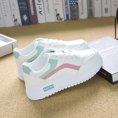 Sieviešu kedas ar raupjām zoles saitēm un uzrakstu