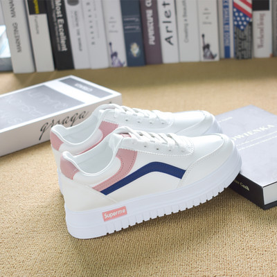 Sieviešu kedas ar raupjām zoles saitēm un uzrakstu