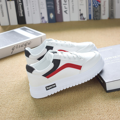 Sieviešu kedas ar raupjām zoles saitēm un uzrakstu