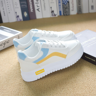 Sieviešu kedas ar raupjām zoles saitēm un uzrakstu