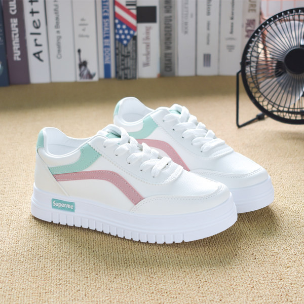 Sieviešu kedas ar raupjām zoles saitēm un uzrakstu