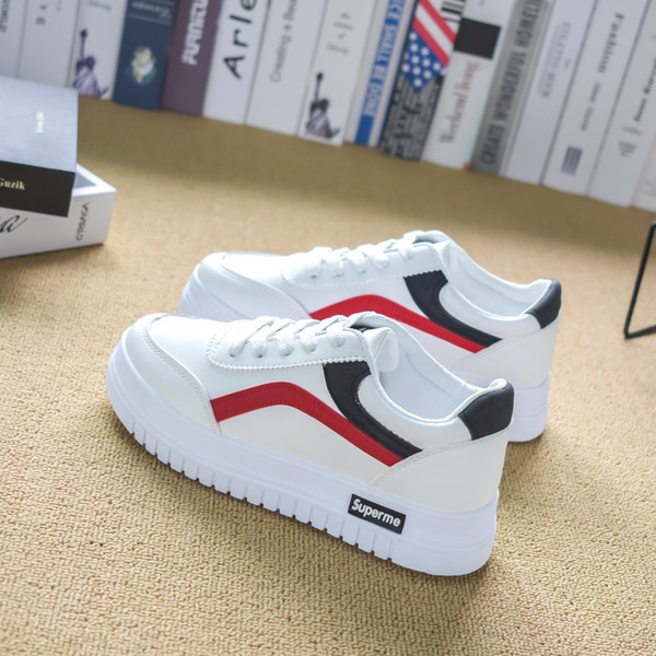 Sieviešu kedas ar raupjām zoles saitēm un uzrakstu