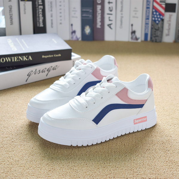 Sieviešu kedas ar raupjām zoles saitēm un uzrakstu