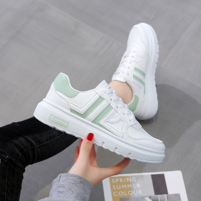 Γυναικεία αθλητικά παπούτσια με επίπεδη σόλα κατάλληλη για το καλοκαίρι