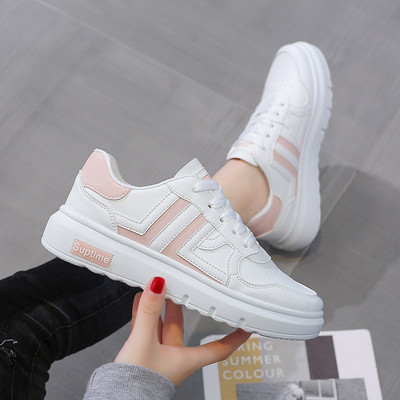 Γυναικεία αθλητικά παπούτσια με επίπεδη σόλα κατάλληλη για το καλοκαίρι