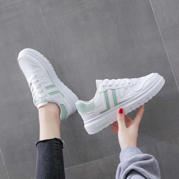 Γυναικεία αθλητικά παπούτσια με επίπεδη σόλα κατάλληλη για το καλοκαίρι