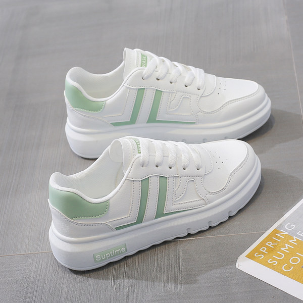 Γυναικεία αθλητικά παπούτσια με επίπεδη σόλα κατάλληλη για το καλοκαίρι