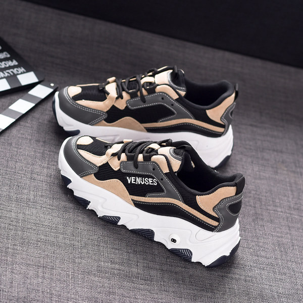 Jauns kedu modelis ar raupju zoli un elpojošām šņorēm