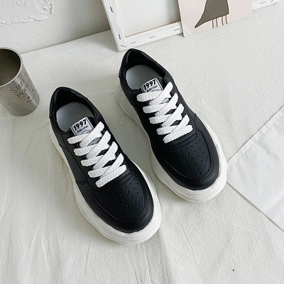 Elpojošas sieviešu kedas no eko ādas ar plakanu zoli