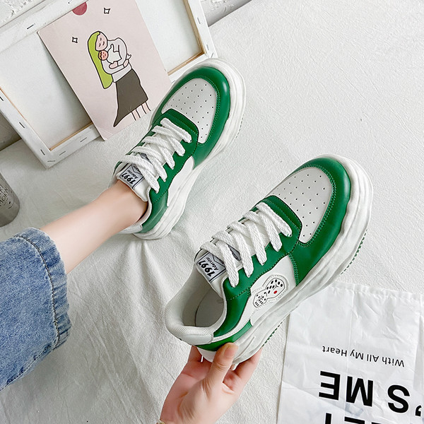 Elpojošas sieviešu kedas no eko ādas ar plakanu zoli