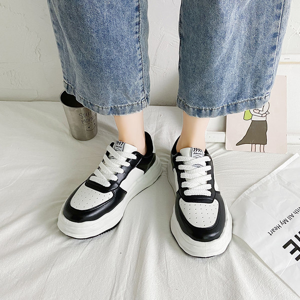 Elpojošas sieviešu kedas no eko ādas ar plakanu zoli