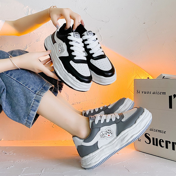 Elpojošas sieviešu kedas no eko ādas ar plakanu zoli