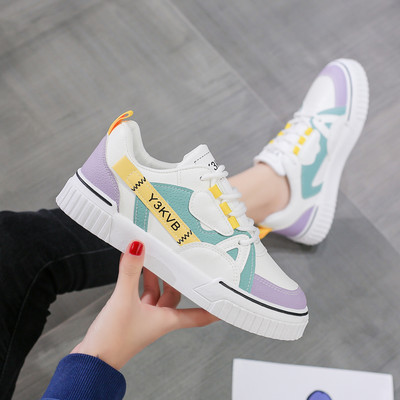 Naiste värvilised paeltega ja lameda tallaga tossud