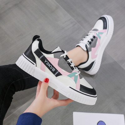 Naiste värvilised paeltega ja lameda tallaga tossud