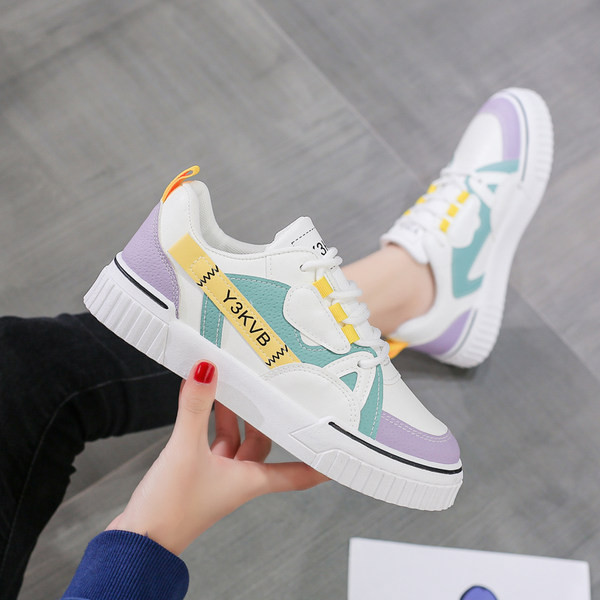 Naiste värvilised paeltega ja lameda tallaga tossud