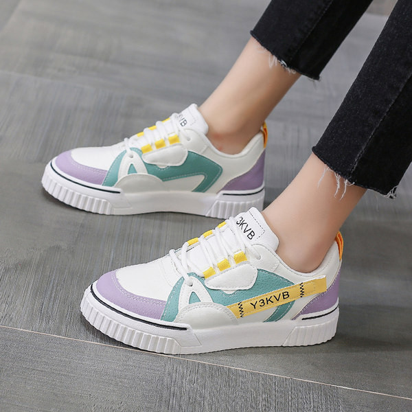 Naiste värvilised paeltega ja lameda tallaga tossud