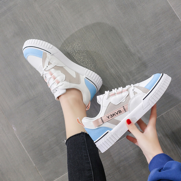 Naiste värvilised paeltega ja lameda tallaga tossud