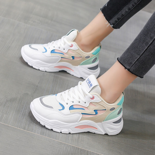 Sieviešu vasaras kedas ar mežģīnēm un plakanu zoli