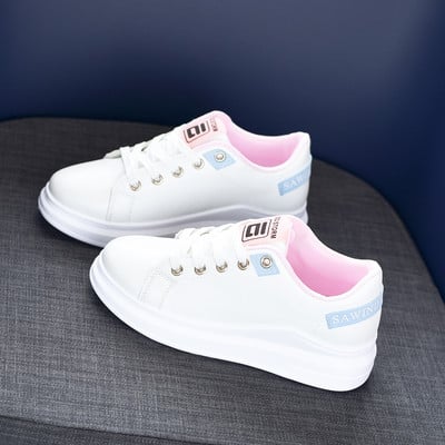 Naiste tossud kõrge tallakirja ja värviliste lipsudega