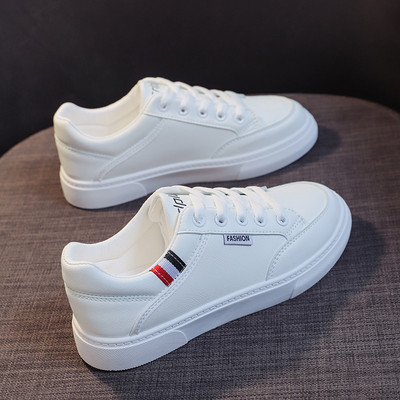 Suveks sobivad valged naiste tossud lameda tallaga