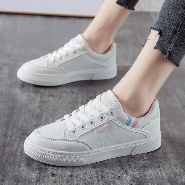 Suveks sobivad valged naiste tossud lameda tallaga