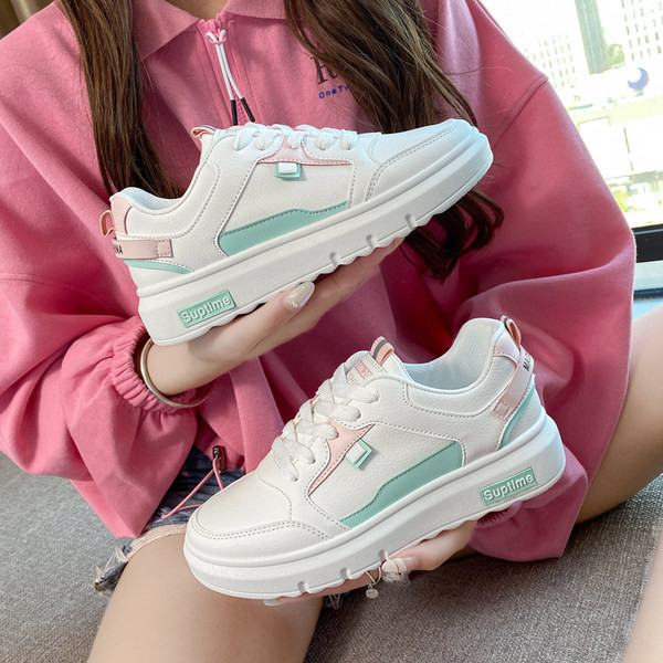 Ležerne ženske tenisice s ravnim potplatom u bijeloj boji