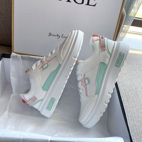 Ležerne ženske tenisice s ravnim potplatom u bijeloj boji