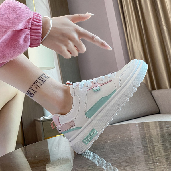 Ležerne ženske tenisice s ravnim potplatom u bijeloj boji