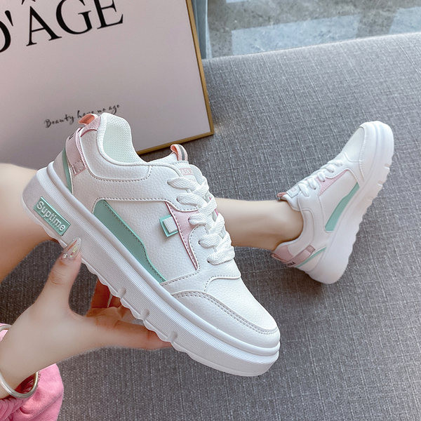 Ležerne ženske tenisice s ravnim potplatom u bijeloj boji