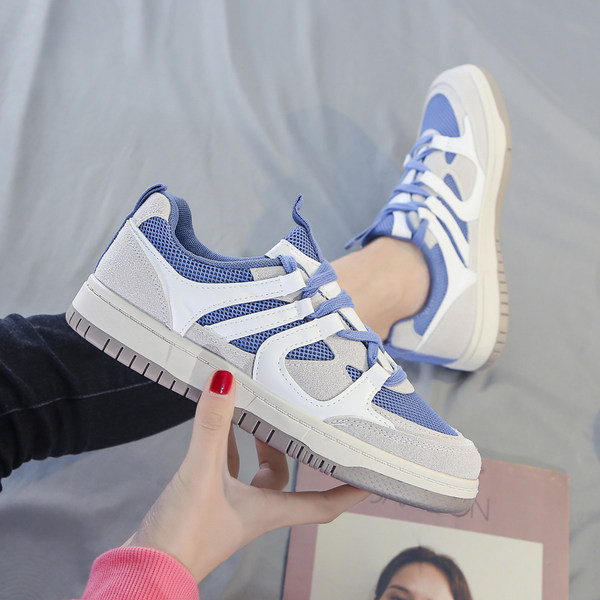 Sieviešu sporta kedas ar šņorēm un plakanu zoli - trīs krāsas