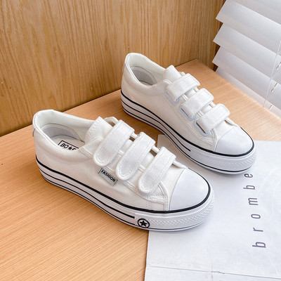 Γυναικεία αθλητικά παπούτσια με στερέωση βελκρό και επίπεδη σόλα