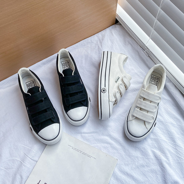 Γυναικεία αθλητικά παπούτσια με στερέωση βελκρό και επίπεδη σόλα