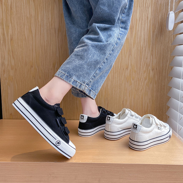 Γυναικεία αθλητικά παπούτσια με στερέωση βελκρό και επίπεδη σόλα